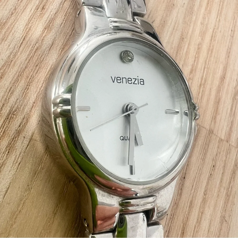 Venezia ladies silver tone classic watch NEW BATTERY